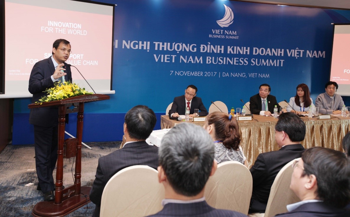   Ông Sanket Ray, Tổng Giám Đốc Coca-Cola Việt Nam trình bày tại phiên thảo luận “Khởi nghiệp & Đổi mới sáng tạo” tại Hội nghị Thượng đỉnh Kinh doanh Việt Nam 2017