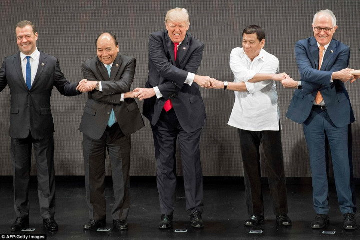 Tổng thống Mỹ Donald Trump đứng giữa Thủ tướng Việt Nam Nguyễn Xuân Phúc và Tổng thống Philippines Rodrigo Duterte. Ảnh: AFP/Getty.