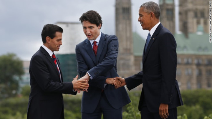 Tổng thống Mexico Enrique Peña Nieto(trái), Thủ tướng Canada Justin Trudeau (giữa) và cựu Tổng thống Mỹ Barack Obama thử kiểu bắt tay ASEAN. Ảnh: AFP/Getty.