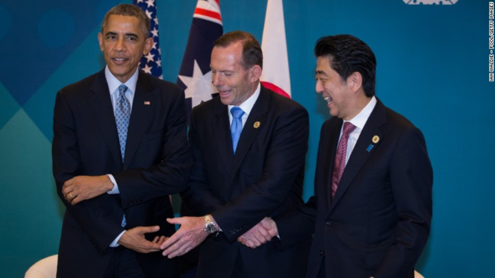 Cựu Tổng thống Mỹ Barack Obama(trái), cựu Thủ tướng Australia Tony Abbott (giữa) và Thủ tướng Nhật Bản Shinzo Abe cũng từng bắt tay kiểu này. Ảnh: Getty./.