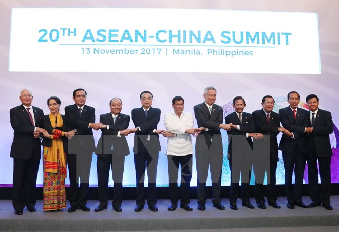 Thủ tướng Trung Quốc Lý Khắc Cường chụp ảnh chung với các nhà lãnh đạo ASEAN tại hội nghị. (Nguồn: AFP)