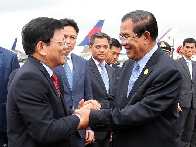 Phó Bí thư Thường trực Thành ủy Võ Công Trí (trái) tiễn Thủ tướng Campuchia Samdech Techo Hun Sen cùng đoàn đại biểu cấp cao tham dự Tuần lễ Cấp cao APEC 2017 tại thành phố Đà Nẵng chiều 11-11.                 Ảnh: TTXVN