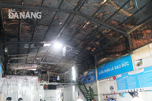 Lực lượng Cảnh sát Phòng cháy và Chữa cháy thành phố Đà Nẵng kiểm tra hiện trường vụ cháy tại gara ô-tô Huấn Thành (đường 30 Tháng 4) với ước tính thiệt hại lên tới hàng trăm triệu đồng. 