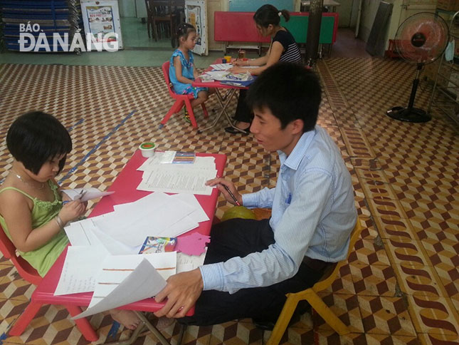 Cán bộ Trung tâm Cung cấp dịch vụ công tác xã hội khảo sát tâm lý cho trẻ em ở quận Sơn Trà.  							              Ảnh: P. TRÀ