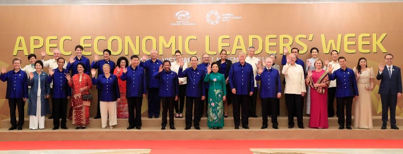 21 APEC Economic Leaders, dressed in Vietnamese silk shirts, and their spouses took a family photo together on the evening of 10 December, in Da Nang. (Photo: apec2017.vn)