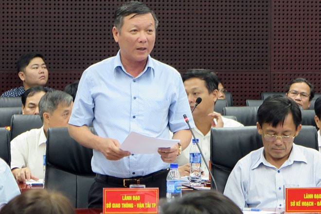 Giám đốc Sở GTVT Lê Văn Trung giải trình tại buổi đối thoại. Ảnh: S.TRUNG