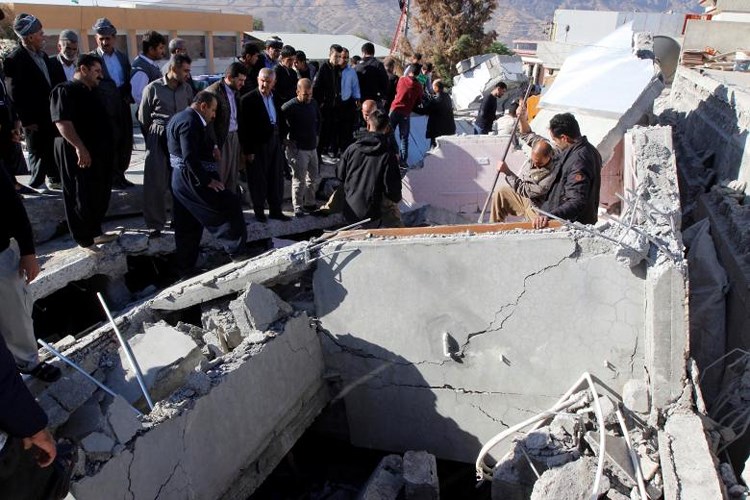 Cư dân địa phương khắc phục hậu quả động đất ở thị trấn Darbandikhan, gần thành phố Sulaimaniyah ở khu bán tự trị người Kurd, Iraq.