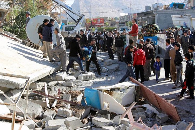 Người dân đứng nhìn đống đổ nát ở thị trấn Darbandikhan nói trên.