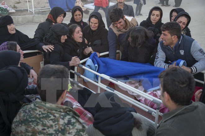 Người dân khóc than bên thi thể nạn nhân trong trận động đất ở Kermanshah, Iran ngày 13/11. (Nguồn: AFP/TTXVN)