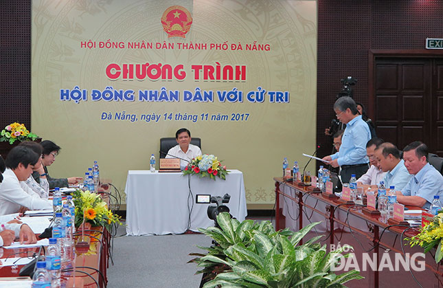 Quang cảnh chương trình “Hội đồng nhân dân với cử tri”. 	     Ảnh: S.TRUNG