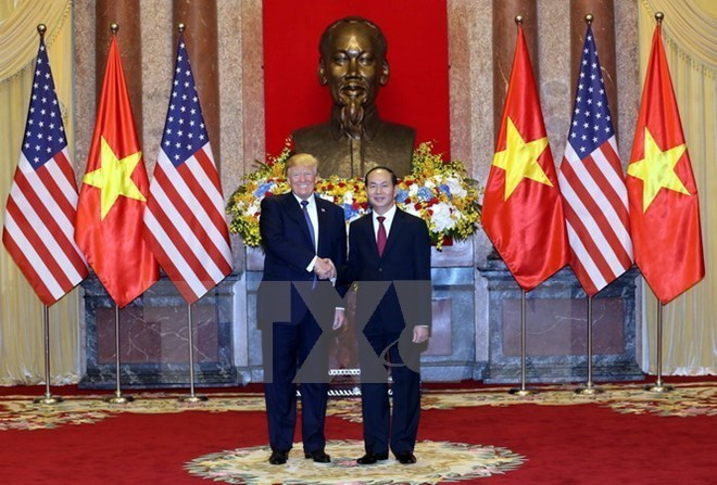 President Tran Dai Quang (R) welcomes President Donald Trump in Hanoi (Photo: VNA)