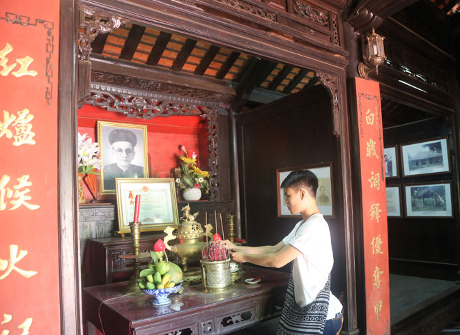 Một sinh viên Trường đại học Duy Tân, Đà Nẵng”, viếng hương cụ Huỳnh ở Nhà tưởng niệm Huỳnh Thúc Kháng. Ảnh: VTL