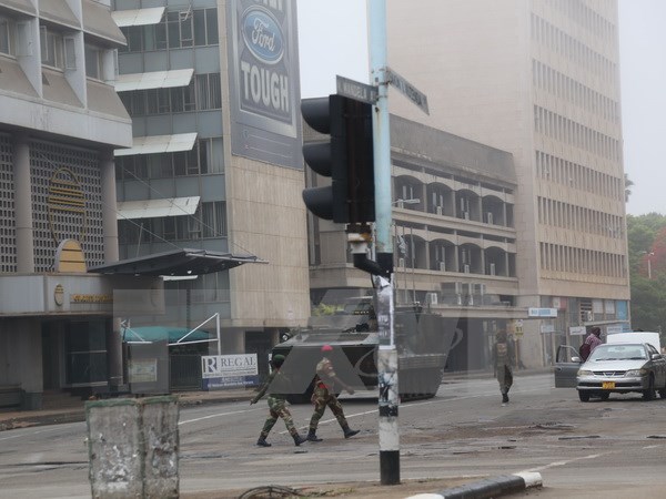 Binh sỹ tuần tra trên đường phố Harare, Zimbabwe. (Nguồn: THX/TTXVN)