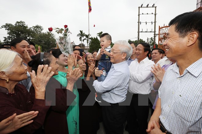 Tổng Bí thư Nguyễn Phú Trọng với nhân dân thôn Thượng Điện, xã Vinh Quang, huyện Vĩnh Bảo, Hải Phòng. (Ảnh: Trí Dũng/TTXVN)