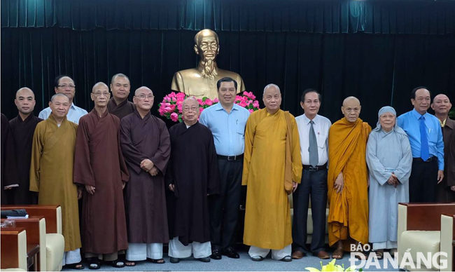 Chủ tịch UBND thành phố Huỳnh Đức Thơ (giữa) cùng các đại biểu GHPG Việt Nam thành phố Đà Nẵng tham dự Đại hội đại biểu Phật giáo toàn quốc lần thứ 8.  Ảnh: QUỐC KHẢI