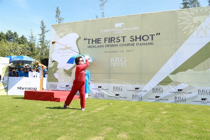 Nguyễn Thị Nga, chairman of BRG Group,tees off at the APGS tournament. — Photo zing.vn Read more at http://vietnamnews.vn/sports/417658/apgs-golf-summit-opens-in-da-nang.html#64LwVwlALumLfd5O.99