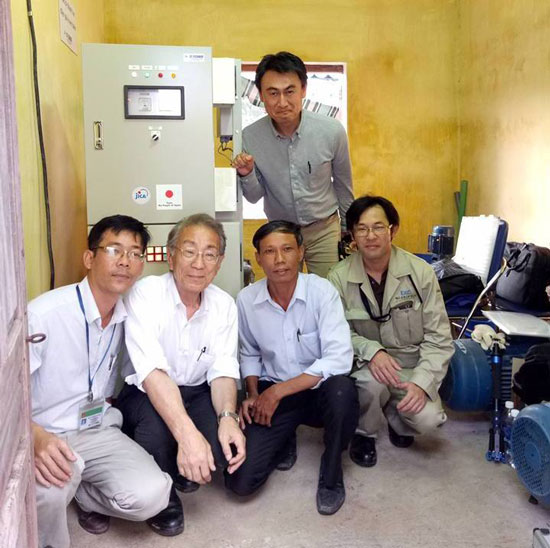 Các chuyên gia người Nhật đến lắp đặt và chuyển giao thiết bị sản xuất dung dịch điện giải tại cảng cá  Thọ Quang.