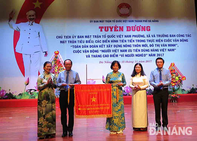 Với thành tích hoạt động của mình, Ủy ban MTTQ Việt Nam thành phố được tặng cờ đơn vị thi đua xuất sắc năm 2016 của Ủy ban Trung ương MTTQ Việt Nam.        	                    Ảnh: SƠN TRUNG