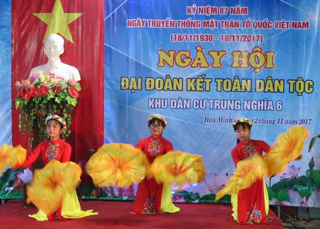 Ngày hội Đại đoàn kết toàn dân tộc ở khu dân cư Trung Nghĩa 6, phường Hòa Minh, quận Liên Chiểu. 			                   Ảnh: SƠN TRUNG