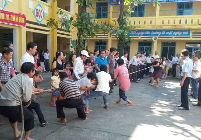 Trò chơi dân gian trong Ngày hội Đại đoàn kết toàn dân tộc tại khu dân cư phường Thạc Gián, quận Thanh Khê.