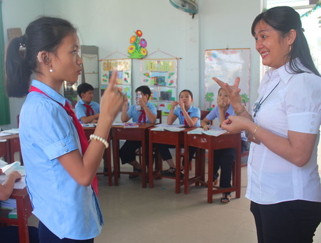 Lớp học của cô giáo Nguyễn Thị Hồng Thu diễn ra trong im lặng, mọi giao tiếp được thể hiện qua ngôn ngữ ký hiệu. Ảnh :T.Y