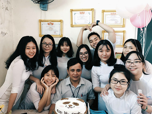 Thầy Nguyễn Đình Hòa và các em học sinh lớp 12D20 niên khóa 2014-2017. (Ảnh nhân vật cung cấp)