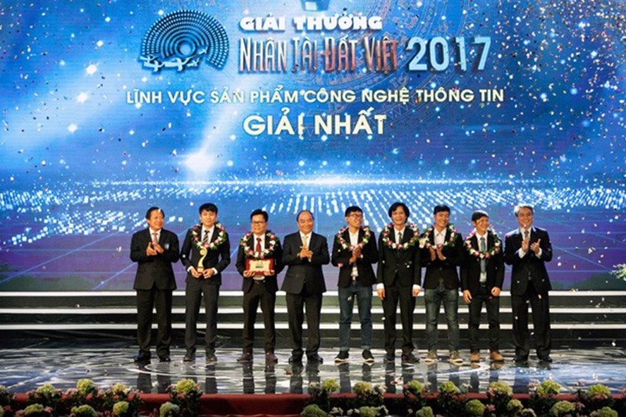 Thủ tướng Nguyễn Xuân Phúc trao giải nhất Nhân tài đất Việt 2017.