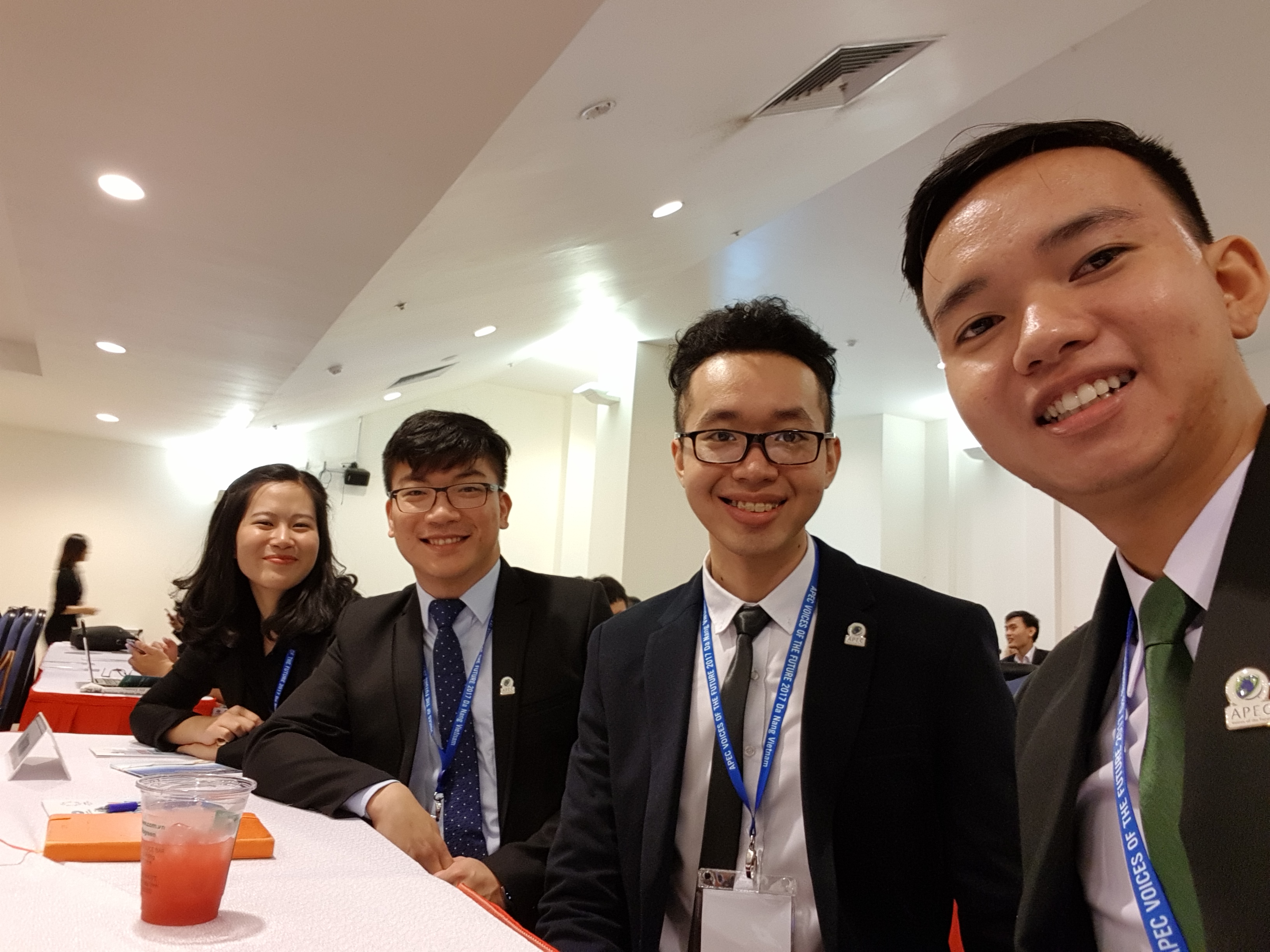 Thuan (1st right) and other VOF 2017 attendees from APEC’s member countries posing for a group photo during break at the event