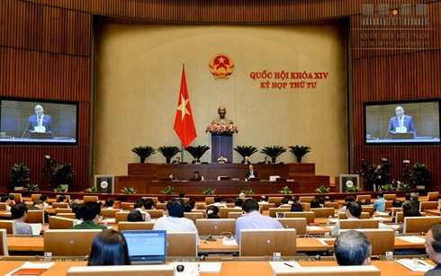Thủ tướng Nguyễn Xuân Phúc trả lời chất vấn trước Quốc hội (Ảnh: Cổng TTĐT Quốc hội)