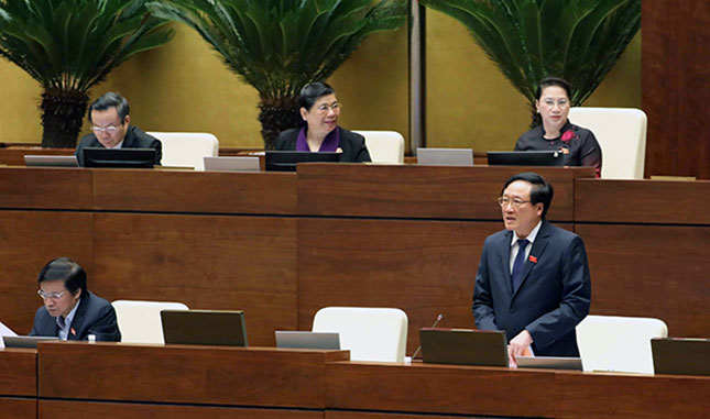 Chánh án Tòa án Nhân dân Tối cao Nguyễn Hòa Bình trả lời chất vấn của đại biểu Quốc hội. Ảnh:  TTXVN