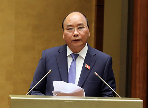 Thủ tướng Nguyễn Xuân Phúc báo cáo tại phiên trả lời chất vấn của Quốc hội ngày 18-11. Ảnh: Chinhphu.vn