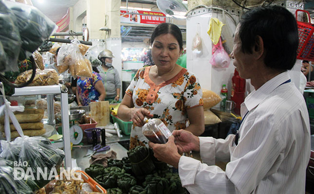 Đại diện Ban quản lý các chợ quận Liên Chiểu kiểm tra, nhắc nhở các hộ kinh doanh mặt hàng nem, chả, thịt chín thực hiện tốt quy định về an toàn vệ sinh thực phẩm.