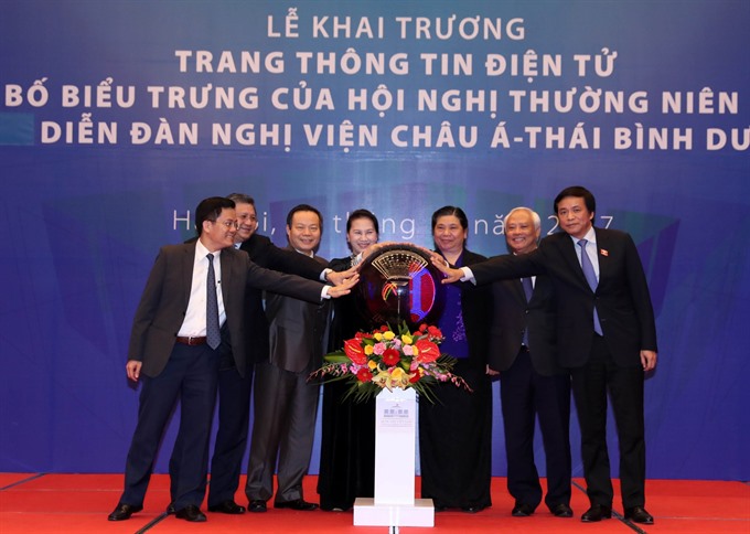 National Assembly Chairwoman Nguyễn Thị Kim Ngân (centre left) and her deputy Tòng Thị Phòng (centre right) launched the official website of the 26th Asia-Pacific Parliamentary Forum (APPF-26) at a ceremony held in Hà Nội on Friday. — VNA/VNS Photo Trọng Đức Read more at http://vietnamnews.vn/politics-laws/417800/na-chairwoman-launches-appf-26-website-logo.html#WXQPuoWwzjXo0ZZm.99