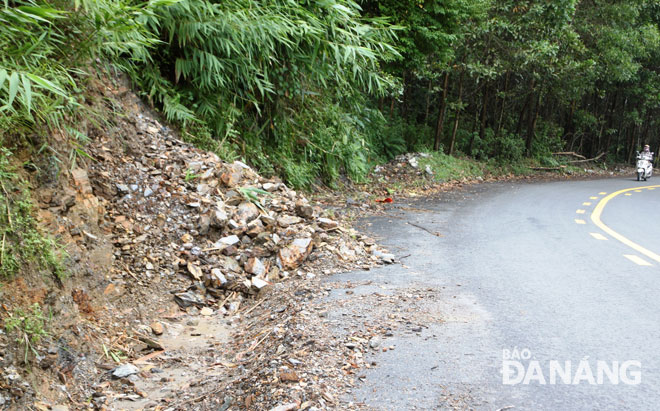 Xuất hiện nhiều điểm sạt lở xuống mặt đường QL.14G do mưa to ở xã Hòa Phú.