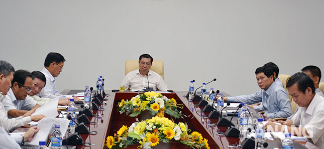 Chủ tịch UBND thành phố Huỳnh Đức Thơ chủ trì cuộc họp.    Ảnh: VIỆT DŨNG