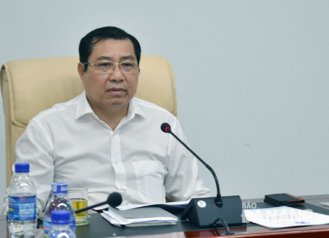 Chủ tịch UBND thành phố Huỳnh Đức Thơ chủ trì cuộc họp.                       Ảnh: VIỆT DŨNG
