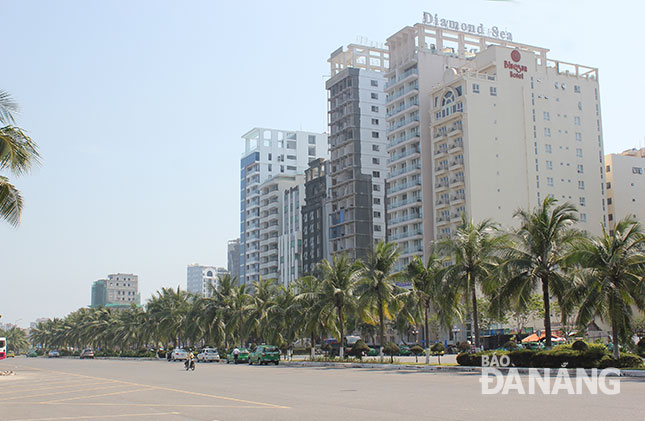 Hoạt động du lịch diễn ra sôi động đã góp phần mang lại nguồn thu ngân sách cho quận Sơn Trà.