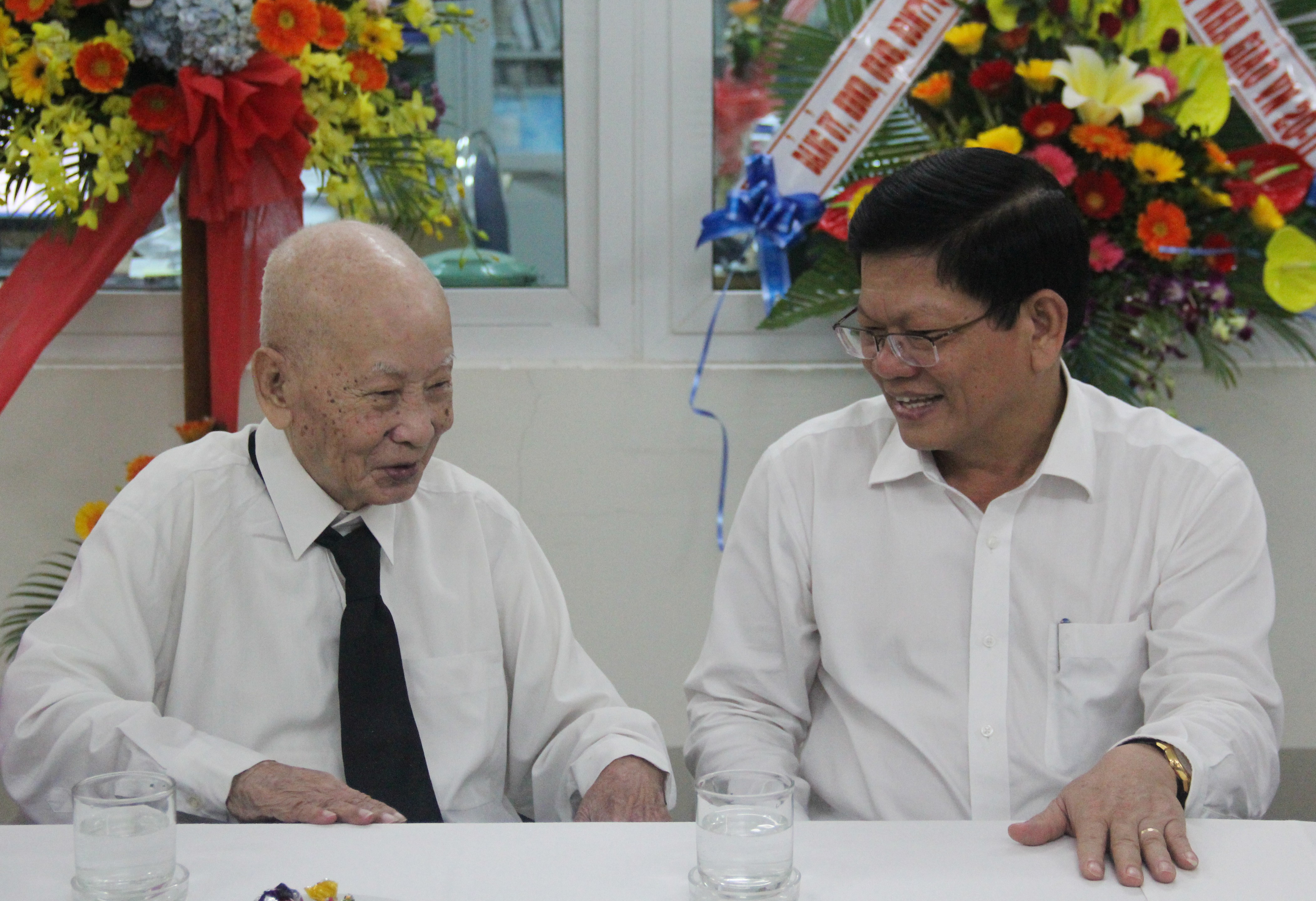 Deputy Secretary Tri speaking to People’s Teacher Nguyen Trong Hoang