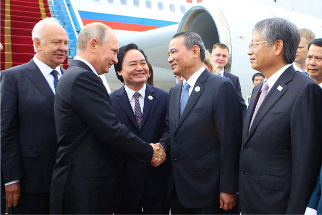 Ủy viên Trung ương Đảng, Bí thư Thành ủy Trương Quang Nghĩa (phải) đón Tổng thống Nga Vladimir Putin đến Đà Nẵng tham dự Tuần lễ Cấp cao APEC 2017. Ảnh: TTXVN
