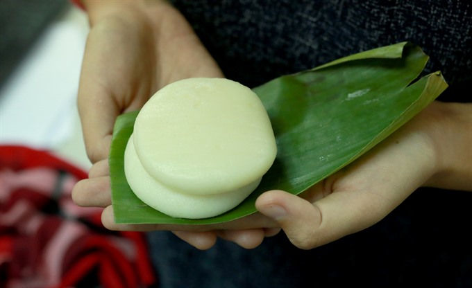 Simple: The white, “chubby” cakes, which are packed neatly in either green dong (Phrynium placentarium) leaves or banana leaves, are often served on special occasions, including the Lunar New Year. VNS Photo Trương Vị Read more at http://vietnamnews.vn/life-style/417835/banh-giay-cakes-ancient-symbols-of-gratitude.html#IZdkqTrv4KxLhJJd.99