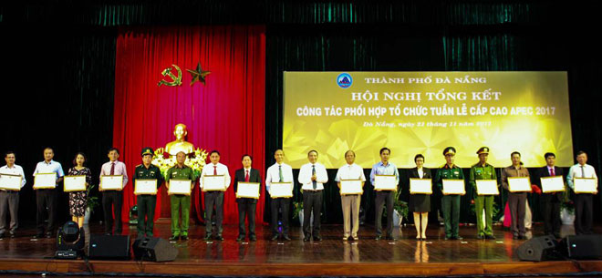 Secretary Nghia (centre) and the honourees 