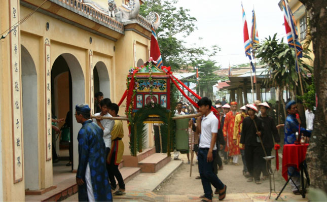 Rước Thần Nông vào đình trong Lễ hội Mục đồng làng Phong Lệ.