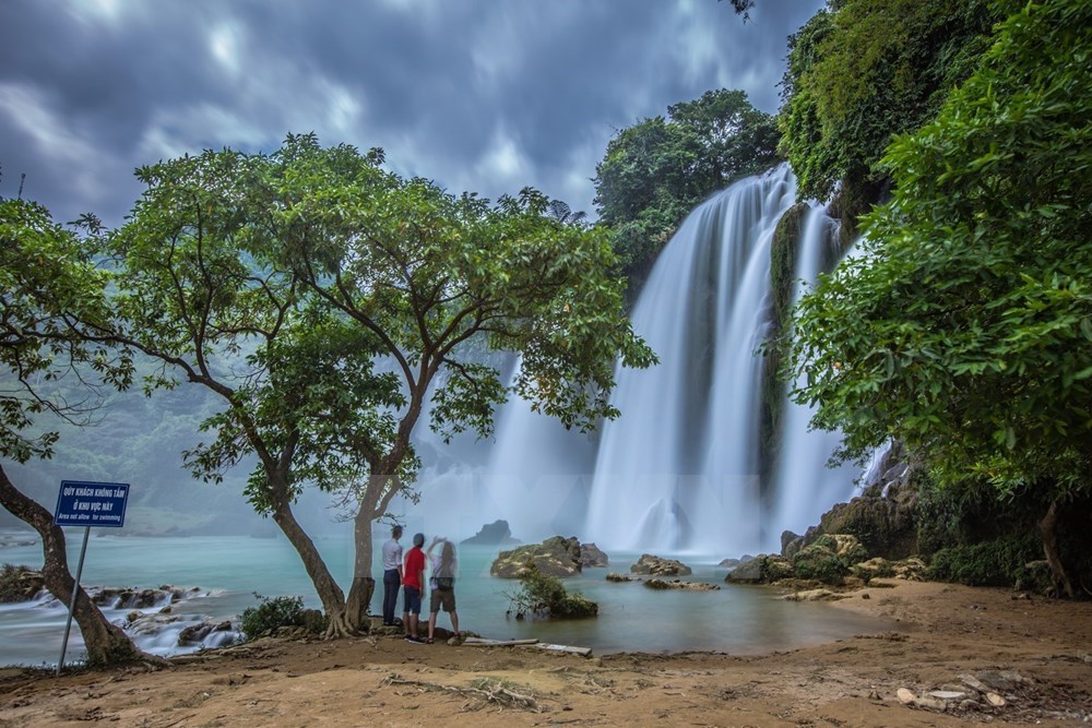 The sound of the waterfall can be heard from ​far away (Photo: VNA) 