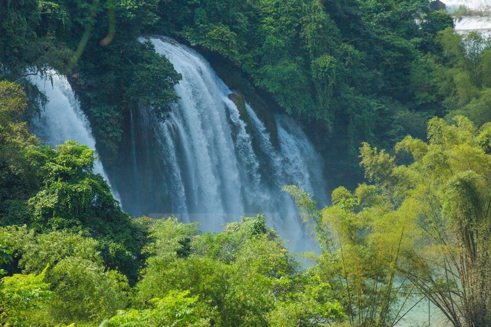 Along with nearby mountains, rivers and caves, Ban Gioc Waterfall has become a magnet for both domestic and foreign tourists (Photo: VNA)