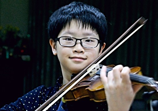 Ten year old violinist Cao Hoang Linh (File photo)