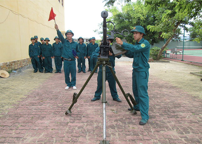 Lực lượng vũ trang quận Ngũ Hành Sơn trên thao trường huấn luyện.