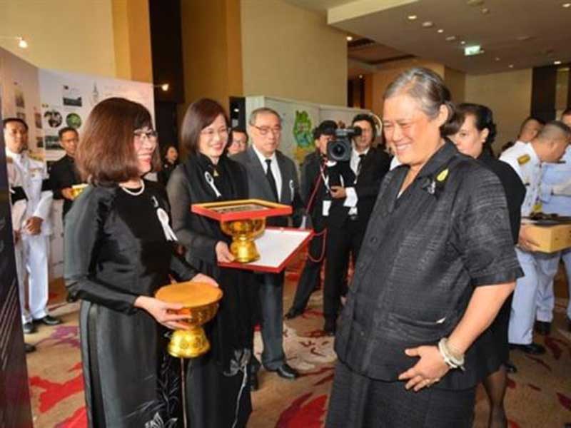 Cô giáo Nữ (áo dài đen) đang nhận giải thưởng từ Công chúa Thái Lan Maha Chakri Sirindhorn. (Ảnh nhân vật cung cấp)