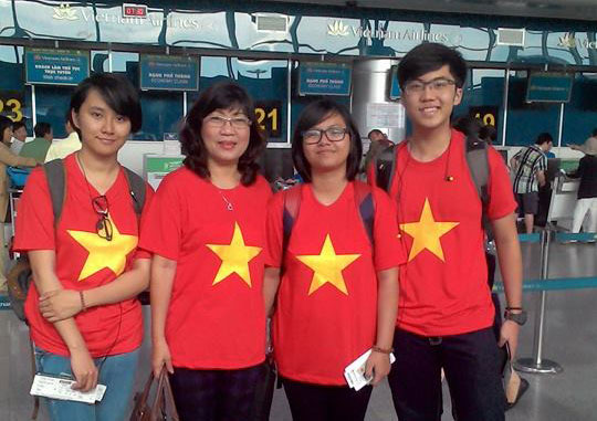 Cô giáo nữ cùng đoàn học sinh tham gia Cuộc thi tìm hiểu ASEAN.