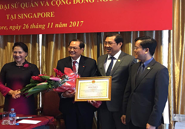 Chủ tịch UBND thành phố Huỳnh Đức Thơ trao Bằng khen cho Đại sứ Nguyễn Tiến Minh