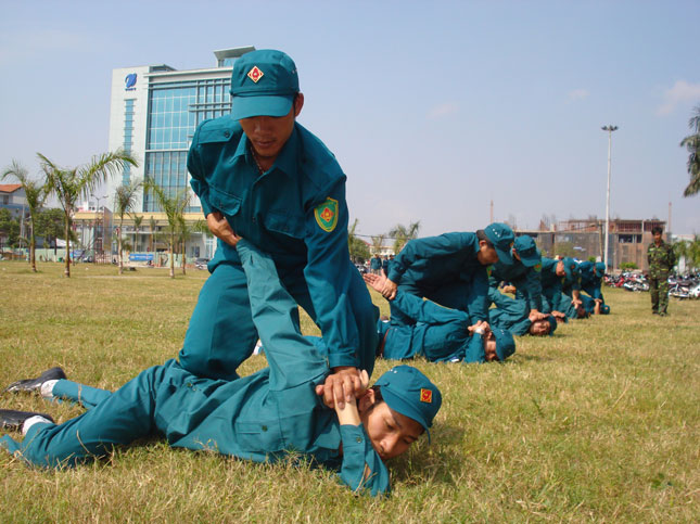 Lực lượng dân quân quận Hải Châu huấn luyện võ thuật trên thao trường.